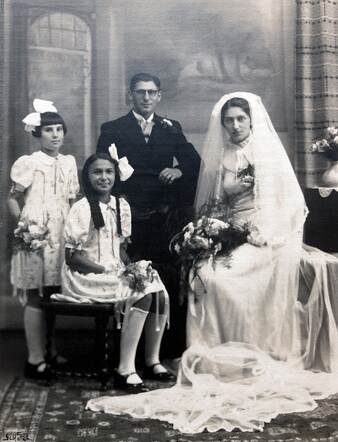 Mary Prins en haar nichtje Eva Philipse bij het huwelijk van mijn ouders Willem Prins en Rebekka Levie op 8 September 1940    