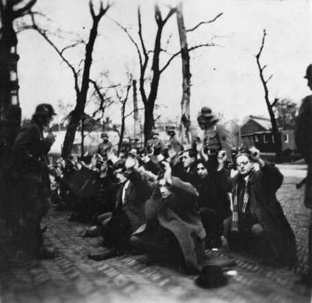 Duitse_razzia_op_het_Jonas_Daniël_Meijerplein_te_Amsterdam-min-696x675.jpg