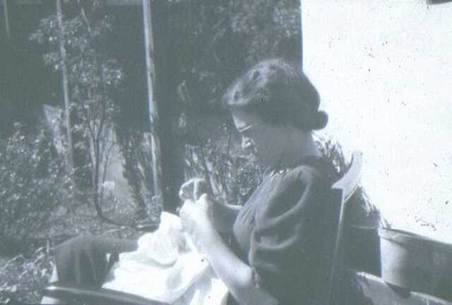 Branca Koren in de tuin van Krammerstraat 38hs.jpg