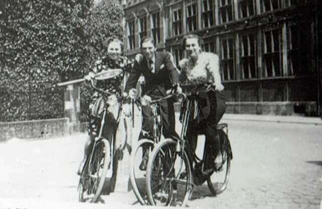 Links Emma Pagrach. Rechts Zilpa Kruijer die de oorlog door onderduik overleefde, en een vriend op de Markt in Arnhem (1937)