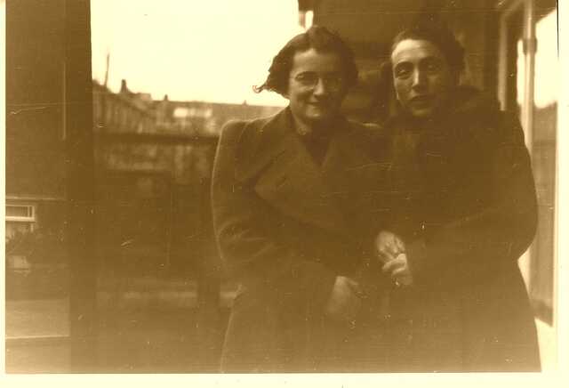 Branca (links) en Jansje (rechts) Koren in de tuin van Krammerstraat 38hs Amsterdam.jpg