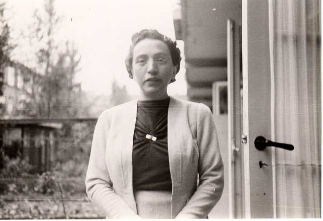 Jansje Koren in de tuin van Krammerstraat 38 hs. jaren '30.jpg