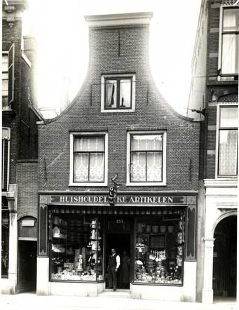 Grote Houtstraat 153, 1924 eigenaar S.Mok staat ervoor.jpg