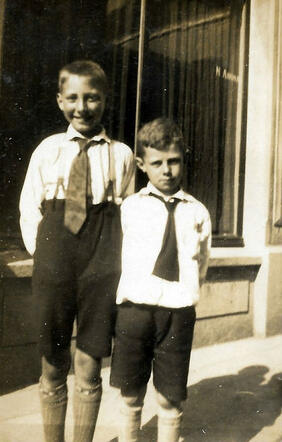 Meijer Maas (links) met zijn buurjongen Marten Adema, 1931