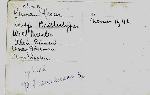 Op de achterkant van de foto de namen, met o.a. Ursula Friedmann