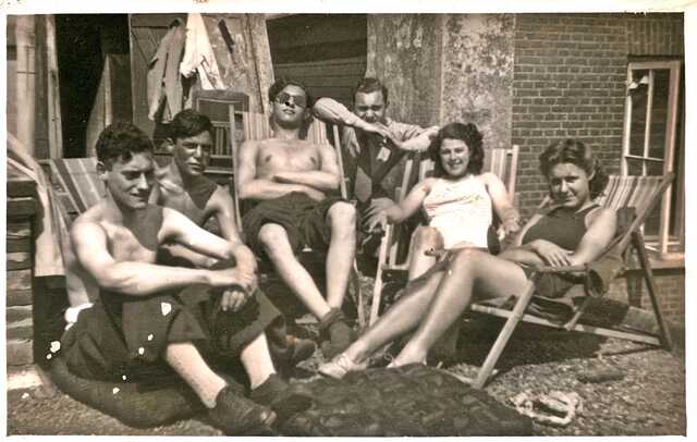 Ursula (Uschy) Friedmann (2e van rechts) met vrienden, op het dak van de Plantage Franschelaan 30, Amsterdam.jpeg