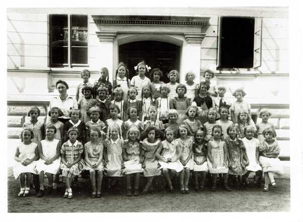 Rose Jakobs, 7e v.li., Stadtmadchenschule A, Bruderstrasse, Einschulung Psaen 1932.jpg