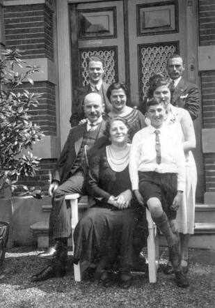 Annie Troostwijk-Hijmans met haar Zwolse schoonfamilie. Menno en Annie staan links achter