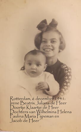 Irene Beatrix Juliana de Heer met haar zus Doortje Klaartje de Heer  Fotos is genomen te Rotterdam d.d. 6-12-1941