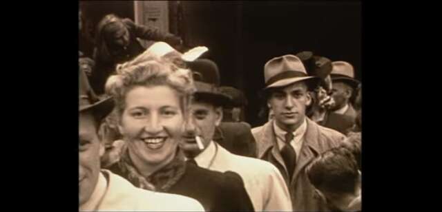 Rebecca en Lion Coster (met sigaret), gasten bij de bruiloft van Max Werkendam en Clara de Vries op 25 mei 1942 in Amsterdam