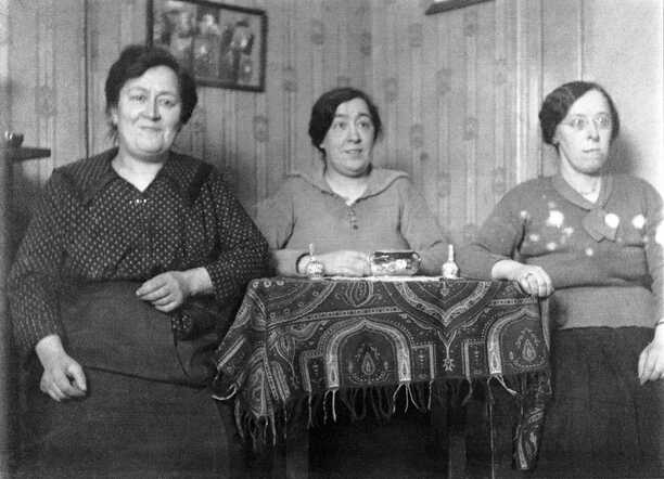 Drie zussen, v.l.n.r.: Elsje ("Els") van Praag, Judith ("Juud") van Praag en Rika ("Riek") Polak-van Praag