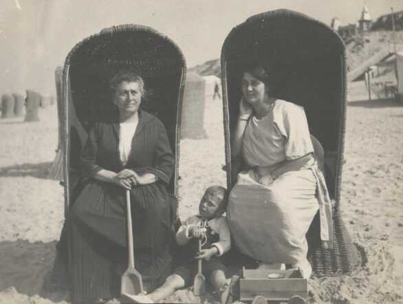 	Lea Barentz-Pop, haar dochter Sara de Vries-Barentz en haar kleinzoon Jacques de Vries zittend op het strand, augustus 1922 