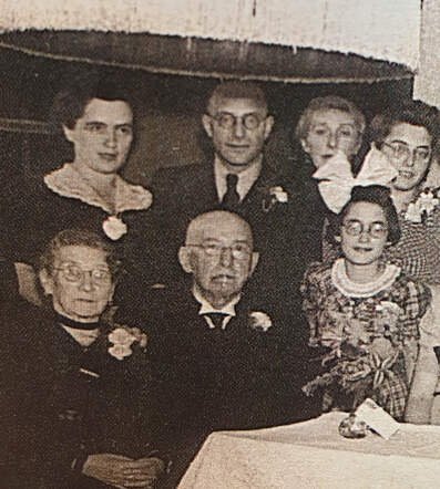 Familie foto bij verloving Marcel Hertz (Moshe Harel) en Didi Roos