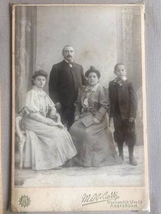 Hartog Gobus and Wife Elisabeth Dikker with they children Heitje and Willem Gobus