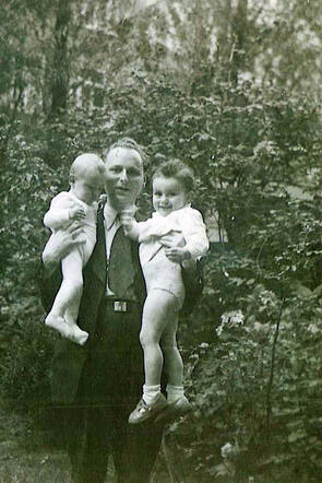 Dina (Dineke) and Elisabeth Julia (Liesje) Benavente with their father Benjamin Benavente