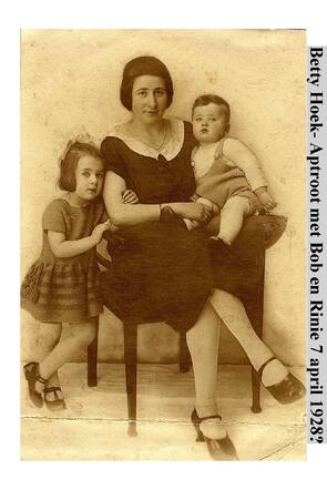 april 1928 Betty Hoek Aptroot Bob(justus) en Rinie.jpg
