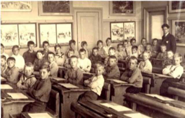 Een schoolklas met Salomon Gazan.
