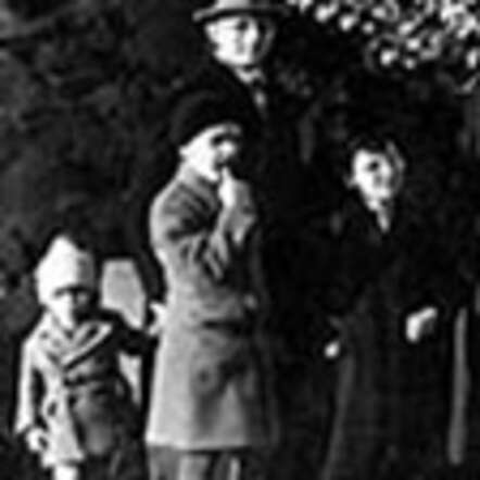 Jacob de Jonge met zijn drie kinderen in 1937.