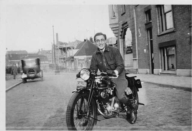 Willem Vos op de motor.jpg