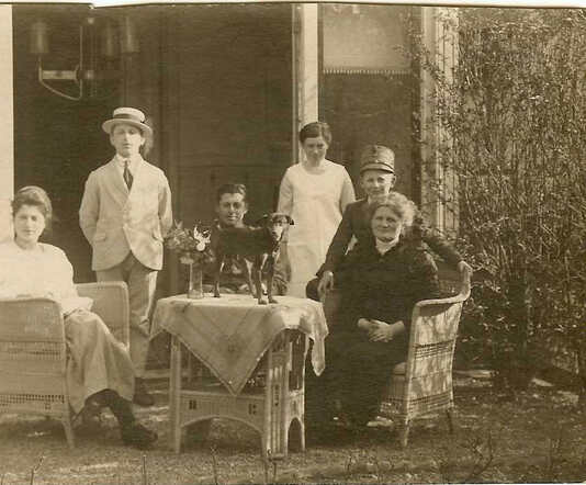 Mathilde, Sallie, David en Philip Schwarz in Winterswijk