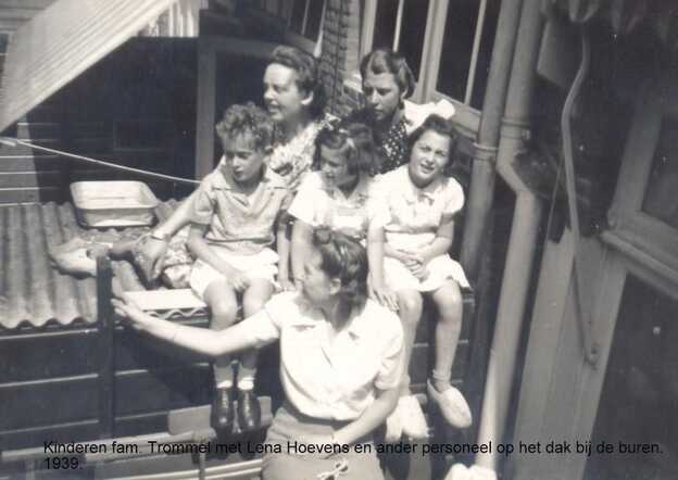 Kinderen van Trommel met personeel, o.a. Lena Hoevens