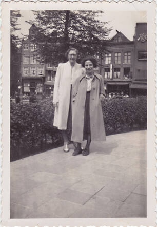 Greta Piller (rechts) op het Rembrandtplein met onbekende vriendin.