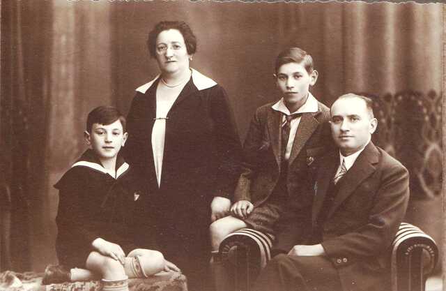 Mozes Bloemhof and his family