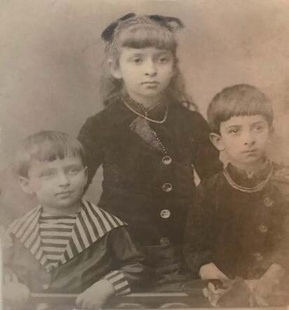 Olga Wittgensteiner (in the middle) with her brother Hugo (to the left) and Leonore ”Nora”.