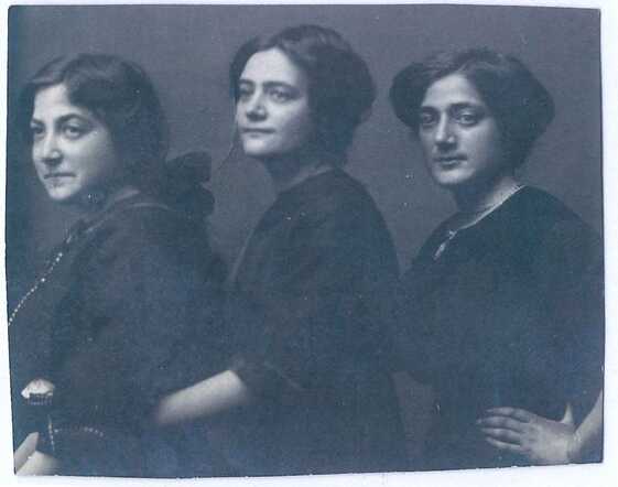Sophie Hertz (vermoedelijk) geboren Sittard 1896, onbekend en Flora Hertz geboren Sittard 1892