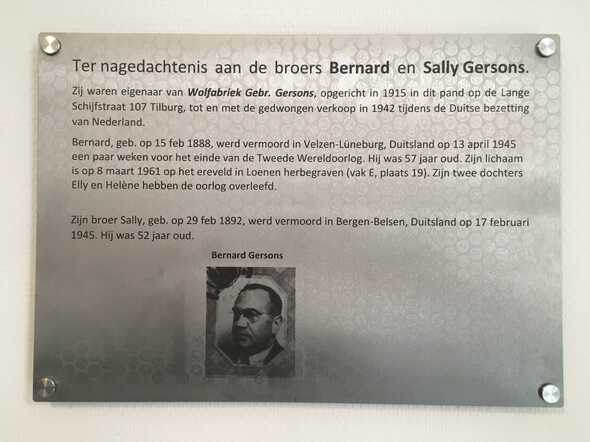 Plaquette in het appartementengebouw De Wolkam