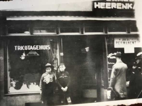 Mau en Ro Wolf voor het Tricotagehuis op Limbrichterstraat 15 te Sittard