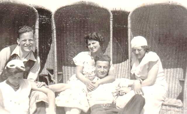 Clara Agstteribbe-Knoop (mid) with friends in Zandvoort