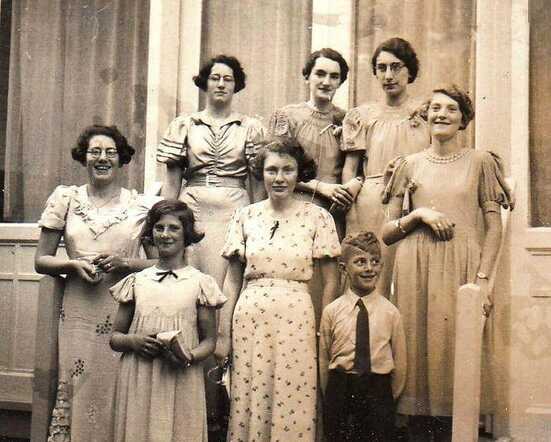 Group photo of the nieces Levitus, IJzerkoper and Barend and one Barend nephew.