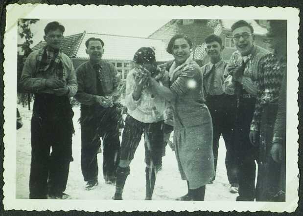 Isaac Koperberg (midden) in de sneeuw, Apeldoornse Bosch, begin jaren '30