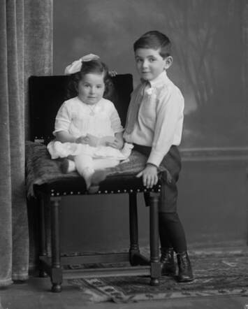 Frieda Goldsteen samen met haar broer Arnold Goldsteen