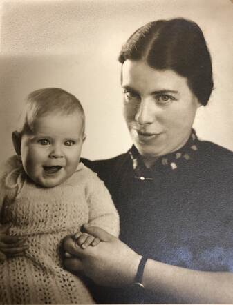 Bertha Emilie van Essen met Emmy Catharina Hollander