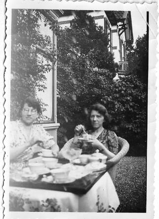 Maria (Rie) Koppens van Leeuwen (rechts) (1).jpg