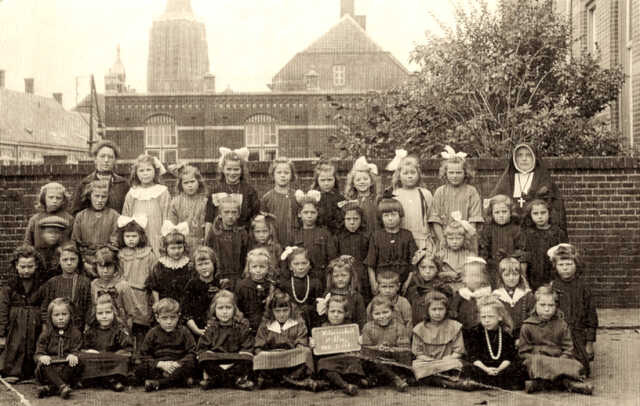 ALG Alida Lion tweede klas lagere school 1924.jpg