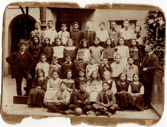 Samuel Polak rond 1913, 3e rij van onder. Leerling uiterst rechts met strik.