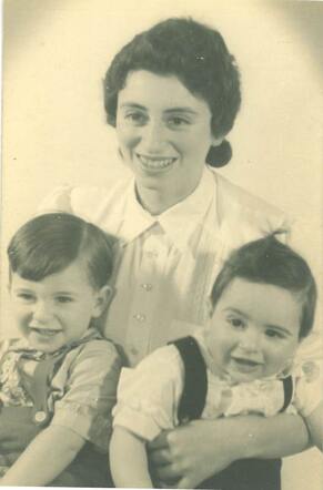 Betsie Ilse Blumenthal-van Dam met haar twee kinderen.