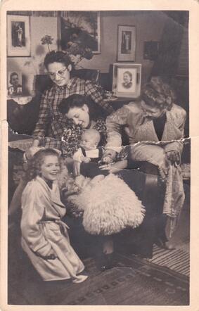 Frederika, Esther Veffer en baby Sonja, Sara Aandagt en Hermina Aandagt-Vrijhoeven.