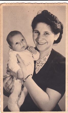 Frederika met baby Sonja..jpg