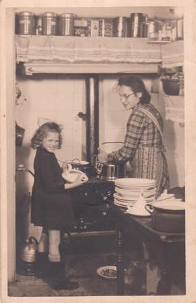 Frederika van Amerongen-Veffer en Sonja Aandacht.jpg