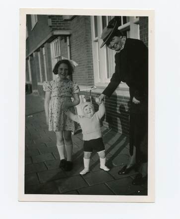 Rita Goudeket (links) april 1940.jpg
