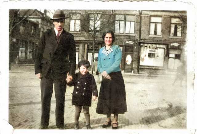 Gezin Samson Kroonenberg in IJmuiden rond 1934 (Willemsplein?)