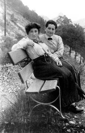 Luise Kautsky-Ronsperger met Rosa Luxemburg.jpg
