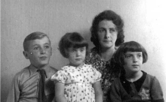 Sara Zette de Lange-van der Hoek met haar 3 kinderen