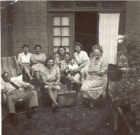 Links op de voorgrond Sam en Jannie Halberstadt van West. Rechts Vrouwtje van West. in de tuin van Schalkburgerstraat 28 hs.jpg