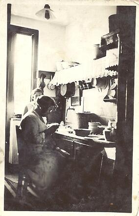 26. Vrouwtje in de keuken.jpg