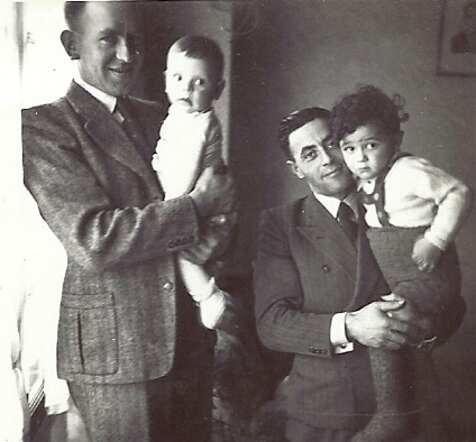 Rechts Salomon Halberstadt met zoon Juda Abraham Ab. Links Maarten Koopmans met soon André.jpg